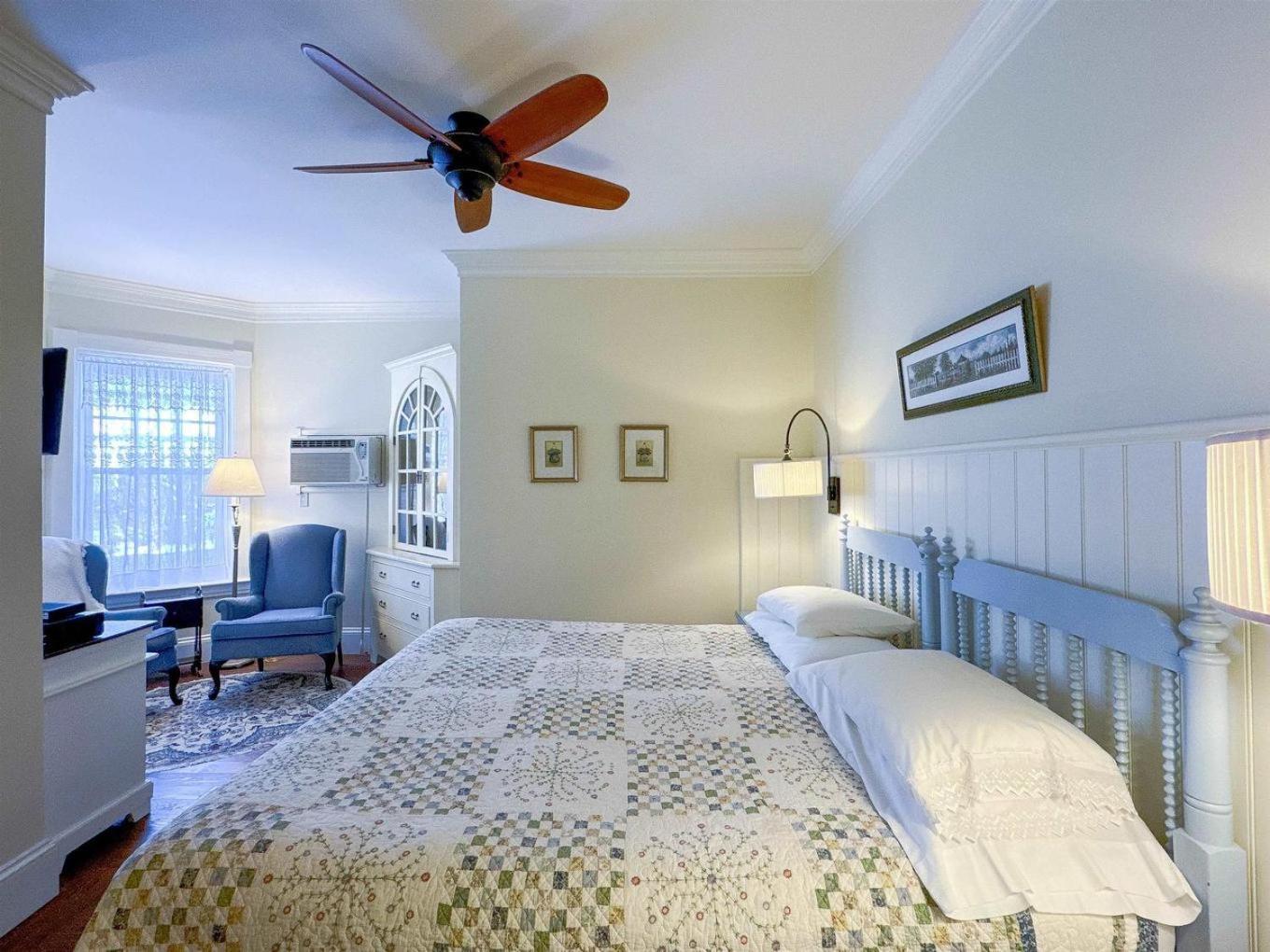 Elmwood Heritage Inn Шарлъттаун Екстериор снимка